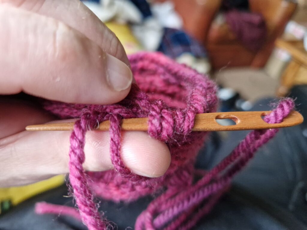And the final set of loops on the naal, before it’s passed behind the thumb loop and working yarn.